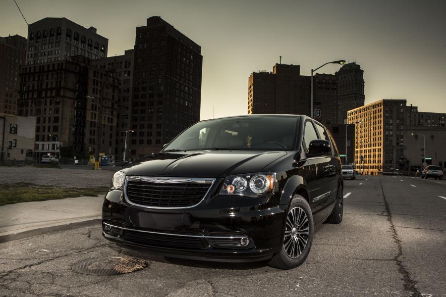  Chrysler Town & Country S 2013 года  (фото 1 из 12)